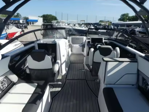 LISTO PARA ENVIAR: Lancha Yamaha 252SD de 7m (25 pies) de segunda mano, modelo 2021, tipo Bowrider, de lujo, con motor interno y propulsión a reacción. - Product Image 2