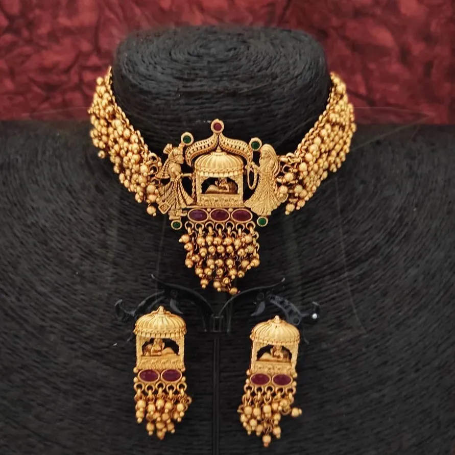 Gioielli antichi Matte Gold Polish Fancy Style Party Wear bellissimo Designer Wear Set di gioielli con collana corta in stile antico