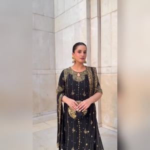 Ensemble salwar kameez en coton exclusif avec un haut et un bas ornés de broderies lourdes et un dupatta assorti pour les sorties décontractées, livraison mondiale - Product Image 4