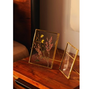 Cadre photo en métal au design moderne avec finition brillante et bords floraux pour l'affichage de photos de famille décoratives - Product Image 1