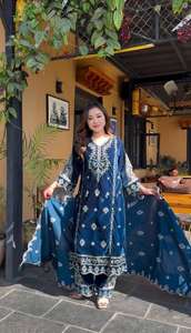 ชุดสูทงานปักผ้ากำมะหยี่วิสคอสเสื้อและล่างสุดสุดกับชุดปาร์ตี้สไตล์ชนพื้นเมืองอินเดีย - Product Image 2