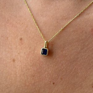 Collier pendentif saphir en or 14 carats fabriqué à la main bijoux en pierres précieuses carrées bleues cadeau de naissance de septembre pour elle - Product Image 3
