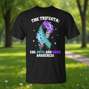 เสื้อยืดรณรงค์เพื่อสร้างความตระหนักรู้เกี่ยวกับโรค Spoonie ซึ่งมีลวดลาย Trifecta of EDS POTS MCAS - Product Image 3