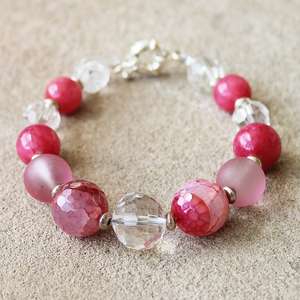 สร้อยข้อมือหินควอตซ์สีชมพูทรงเหลี่ยมหรูหราประดับด้วยชาร์มเงินแท้ทำมือสำหรับผู้หญิง - Product Image 5