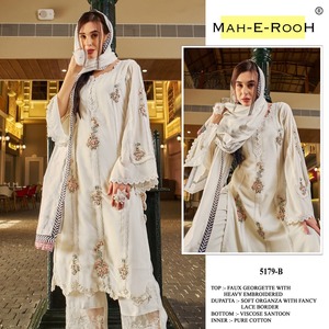 Costume pakistanais prêt-à-porter en faux georgette avec de riches broderies, parfait pour les fêtes, les occasions et les événements festifs - Product Image 3