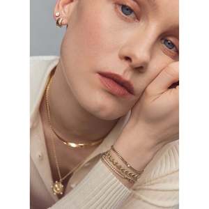 สร้อยข้อมือเพชร Petite Capri Diamond Curb Chain ดีไซน์หรูหราและสง่างาม สร้อยข้อมือและกำไลเพชร - Product Image 4