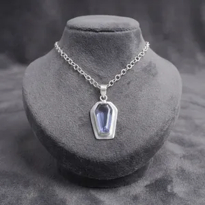 Pendentif classique en laiton fait main avec tanzanite bleue taille cercueil, serti clos, plaqué argent, bijou fantaisie tendance - Product Image 1
