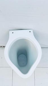 Toilettes de conception ferroviaire en céramique blanche de meilleure qualité, faciles à nettoyer et modernes pour la salle de bain - Product Image 2