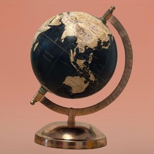 Globe en métal doré élégant avec des lignes hémisphériques détaillées, parfait pour les intérieurs modernes et les présentoirs de table - Product Image 6