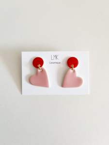 Pendientes elegantes de resina artesanal con deslumbrante acabado metálico - Product Image 3