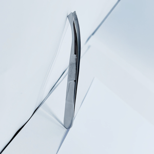 Pince à sourcils professionnelle en acier inoxydable en forme de hockey de haute qualité avec pointe polie couleur et logo personnalisables pour les filles - Product Image 2