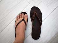 Sandalias de cuero genuino hechas a mano para mujer, en negro y marrón, con estampado digital, diseño plano moderno, por MS Handicraft