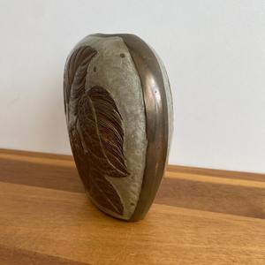 Vase en métal à motif de feuilles décoratives pour table centrale, table d'appoint, décoration intérieure, présentation d'événements, célébration de mariage et rassemblement - Product Image 3