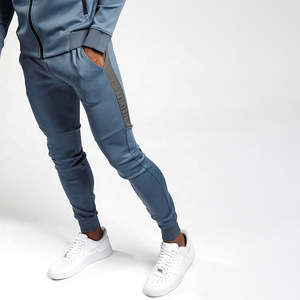 Conjunto Deportivo Personalizado para Hombre, Pantalones Deportivos y Sudadera con Capucha, Felpa de Poliéster Técnico, Corte Ajustado Informal, Ropa de Entrenamiento - Product Image 4