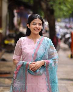 Gulab Modern Baby Pink Organza Kurti Set avec broderie florale verte associée à Duppata et Shaw en tissu Reyon - Product Image 5