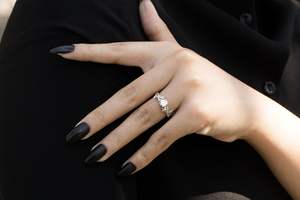 Bague de fiançailles en plaqué or blanc 18 carats sur argent avec des feuilles de branche de Moissanite taille brillante ronde de conception solitaire - Product Image 2