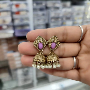 Pendientes pequeños Jhumki Diseño elegante de cristal y cuentas - Product Image 1