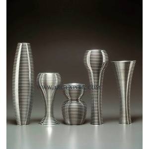 Ensemble de 8 pots de vases décoratifs en métal et aluminium de différentes formes, design moderne, pour bureau, utilisation sur table vintage - Product Image 6