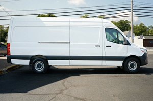 ราคาพิเศษสำหรับรถตู้มือสอง Mercedes-Benz Sprinter 2500 170 High Roof Crew Van ปี 2022 พวงมาลัยซ้าย ล้อแม็ก R18 เบาะผ้า สภาพดี - Product Image 4