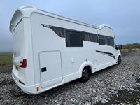 Camping-car haut de gamme 2023 avec cuisine, salle de bain et espace de couchage pour les voyages longue distance et les aventures