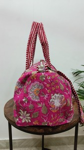 Sac de voyage en coton matelassé imprimé à la main, imprimé floral, ceinture longue détachable, durable, week-end, yoga, luxe, sport, fermeture éclair - Product Image 2