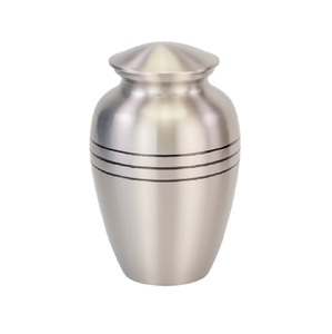 Esta urna de recuerdo, bellamente elaborada, ofrece un diseño conmemorativo atemporal diseñado para preservar cenizas queridas con elegancia duradera. - Product Image 4