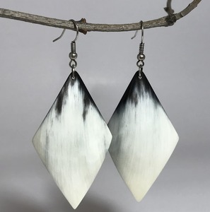 High Quality Handmade <b>Buffalo</b> <b>Horn</b> and Resin Earring Hot Selling Animal Style with Polished Technique Low Price on Sale - Product Image 1