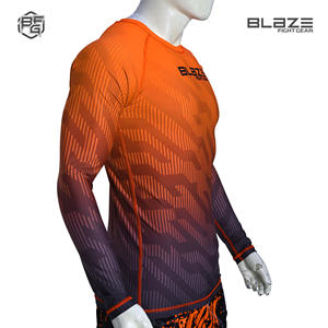 Sublimación personalizada de manga larga Rash Guard para hombres Comodidad y protección con opciones multicolores - Product Image 5