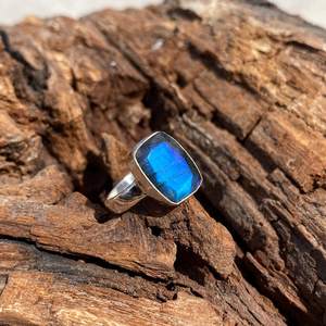 Labradorita Azul Flash de Corte Ovalado, Certificada por IGI, Plata de Ley 925, Joyería Hecha a Mano, Elegante Regalo para Mujer - Product Image 5