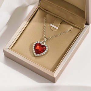 Colgante de Corazón de Oro de 14K con Rubí y Cadena, Moderno, con Engaste de Diamantes en Oro de 18K y Baño de Rodio, Ideal para Regalo de Compromiso - Product Image 2