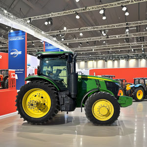 Tracteur à roues John Deeere 7230R avec moteur de pompe, boîte de vitesses et composants de roulement durables - Product Image 1