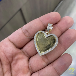 Pendentif photo en forme de coeur en argent sterling 925 avec diamant cultivé en laboratoire VVS avec gravure personnalisée et placage d'or - Product Image 3