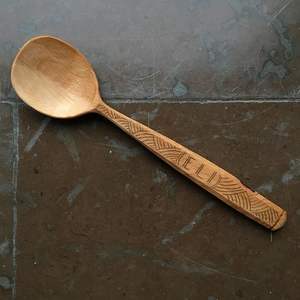 ASISTENCIA CUCHARA DE MADERA TALLA Logotipo personalizado Utensilio de cocina de madera natural Cuchara sólida de madera de acacia para cocinar - Product Image 1