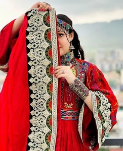 สาวอัฟกานิสถานในการที่อุดมไปด้วยสีแดงที่อุดมไปด้วยการถือด้านหนึ่งของเธอปักอย่างประณีตผ้าคลุมไหล่สีดำและสีขาว - Product Image 3