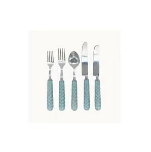 Juego de cubiertos de acero inoxidable con mango de ratán natural, cubiertos decorativos para cocina casera y uso en fiestas - Product Image 1