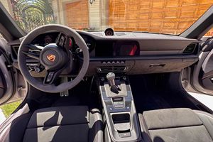 Porsche 911 Targa 4 GTS 2023 Inspeccionado, Transmisión Manual de 7 Velocidades, Tracción en las Cuatro Ruedas, Equipamiento de Alta Gama, Envoltura Exterior Blanca - Product Image 5