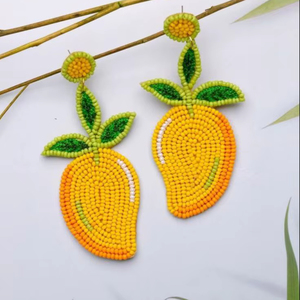 Pendientes Colgantes Hechos a Mano con Cuentas de Mango Amarillo para Mujer, Joyería Tropical Moderna y Novedosa con Hojas Verdes - Product Image 1