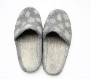 Zapatos de interior unisex de fieltro de lana hechos a mano, zapatillas cálidas y cómodas con diseño punteado, artesanos formados en Nepal - Product Image 2