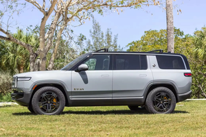 D'OCCASION 2024 Ri vi ia n R1S Ad.ve n.ture Edition INSPECTED Quad-Motor AWD Large Battery Pack Limestone Exterior QuadElectric Motors - Product Image 2