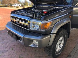 Toyota Land Cruiser Pickup 2022 d'occasion, SUV, conduite à droite, toit ouvrant panoramique, boîte de vitesses automatique, essence, capacité de carburant 8L, tissu - Product Image 4