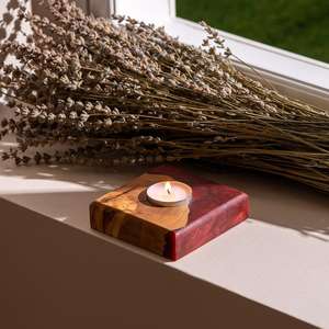 Porte-bougie en résine et bois naturel au design moderne, fait à la main, décoratif pour la décoration intérieure - Product Image 1