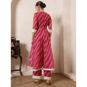 Traje Anarkali de chifón a rayas para mujer de Deebaco con pantalones Palazzo, conjunto bohemio de kurta con cuello redondo y manga 3/4 con bordado de encaje - Product Image 4