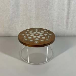 Caja de regalo acrílica con Incrustaciones de nácar exclusiva con logotipo personalizado para presentación de chocolate premium y regalos de estilo árabe - Product Image 1