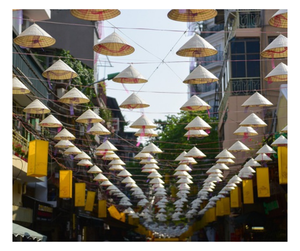 Sombrero cónico de hoja de palma de bambú vietnamita hecho a mano, sombrero cónico tradicional de diseño personalizado de Vietnam listo para exportar - Product Image 1