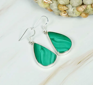 Boucles d'oreilles pendantes en argent sterling 925 faites à la main en malachite verte en forme de poire bijoux en pierres précieuses pour les mariages et les anniversaires - Product Image 1