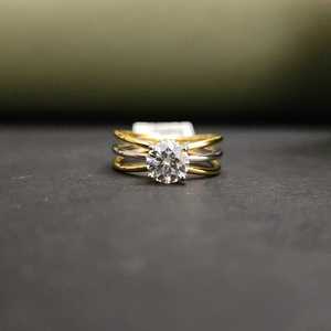 Anillo de Compromiso Exclusivo de Tres Hileras de Moissanita con Corte Redondo en Oro Amarillo y Plata de Ley 925, Certificado IGI, Estilo Moderno - Product Image 2