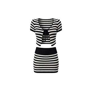 Conjunto de dos piezas de punto con blusa con detalles de rayas y falda con pliegues en la cintura - Rosa - Rosa - Product Image 4