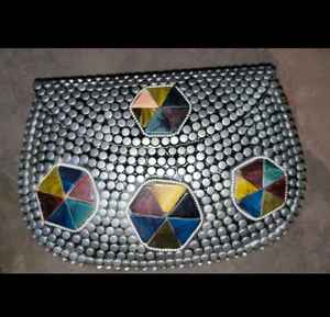 กระเป๋าคลัทช์ลายจุดโมเสกทองเหลืองดีไซน์พรีเมียม พร้อมงานโมเสกทองเหลือง ให้ลุคหรูหราสำหรับงานเทศกาลในราคาประหยัด - Product Image 6