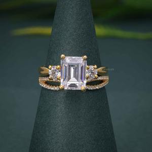 Anillo de Compromiso con Diamante Cultivado en Laboratorio con Corte Esmeralda, Certificado IGI, VVS, con Anillo de Oro de 14k, Juego de Tres Piedras para Cumpleaños - Product Image 1