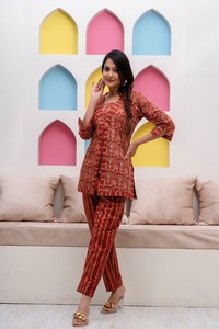 Co-ord ชุดผู้หญิงชาติพันธุ์สวมใส่เย็บปักถักร้อยสําหรับงานแต่งงานและกิจกรรมผ้าฝ้ายอินเดียแฟชั่นล่าสุด 2024 ทําด้วยมือพรีเมี่ยม - Product Image 4